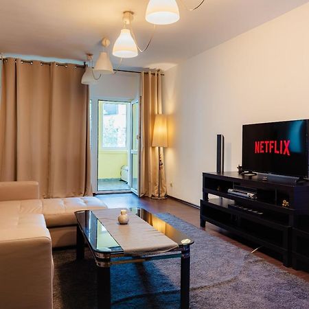 Comfy Apartment With Private Parking And Netflix ブカレスト エクステリア 写真